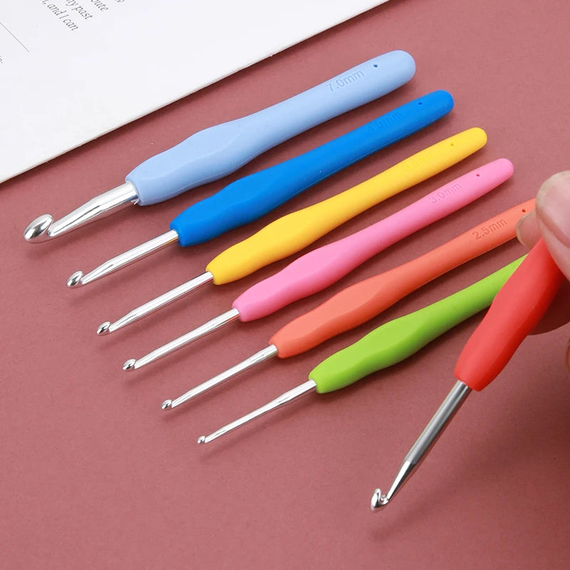Ergonomic Crochet Hook Set – Rubber Grip Knitting & Weaving Tools